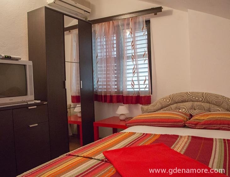 Apartman 5, prva soba